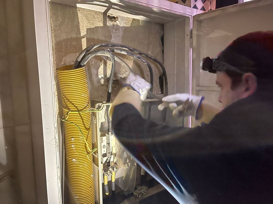 Técnico reparando una avería nocturna